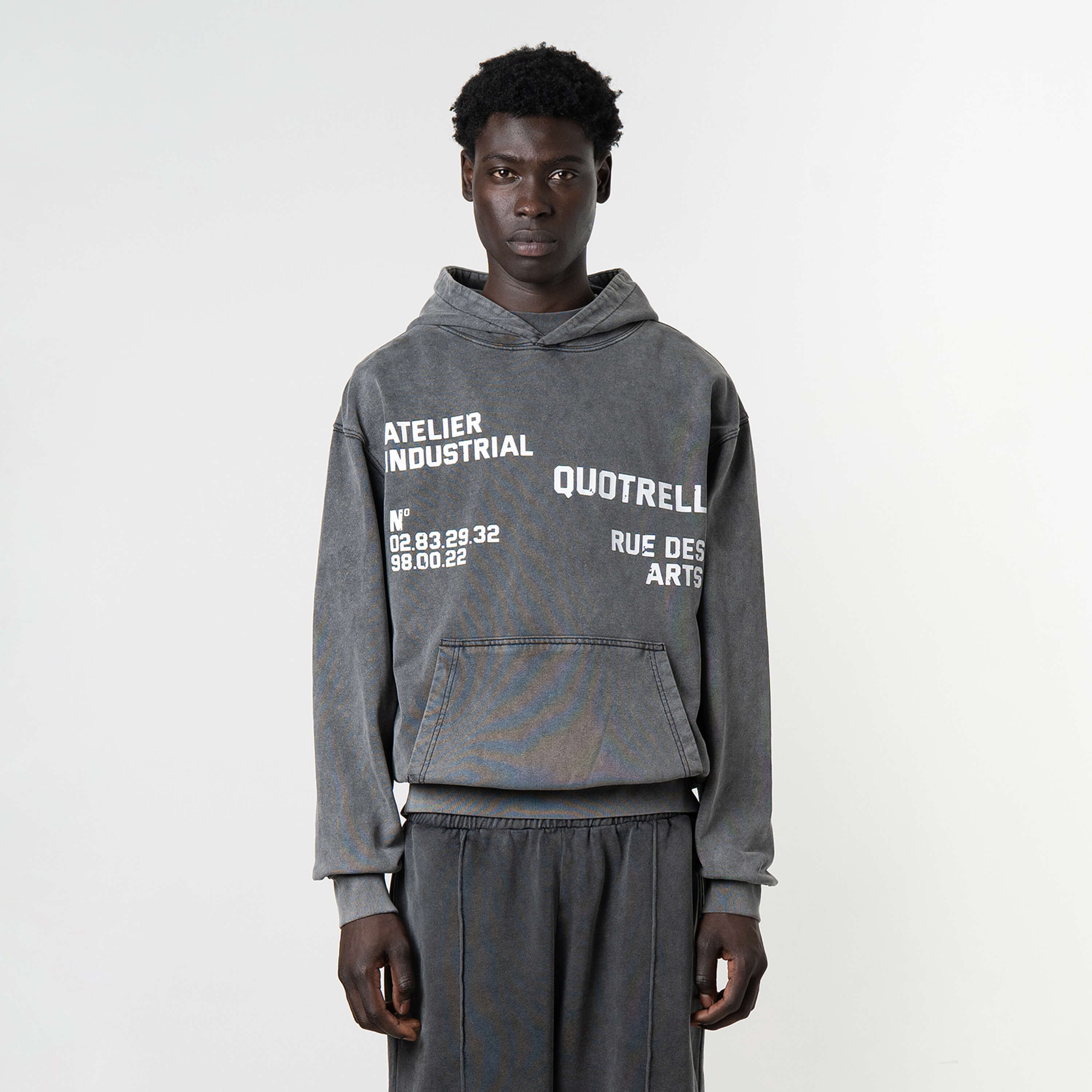 Model is 189 cm, 74 kg, and wears size M
