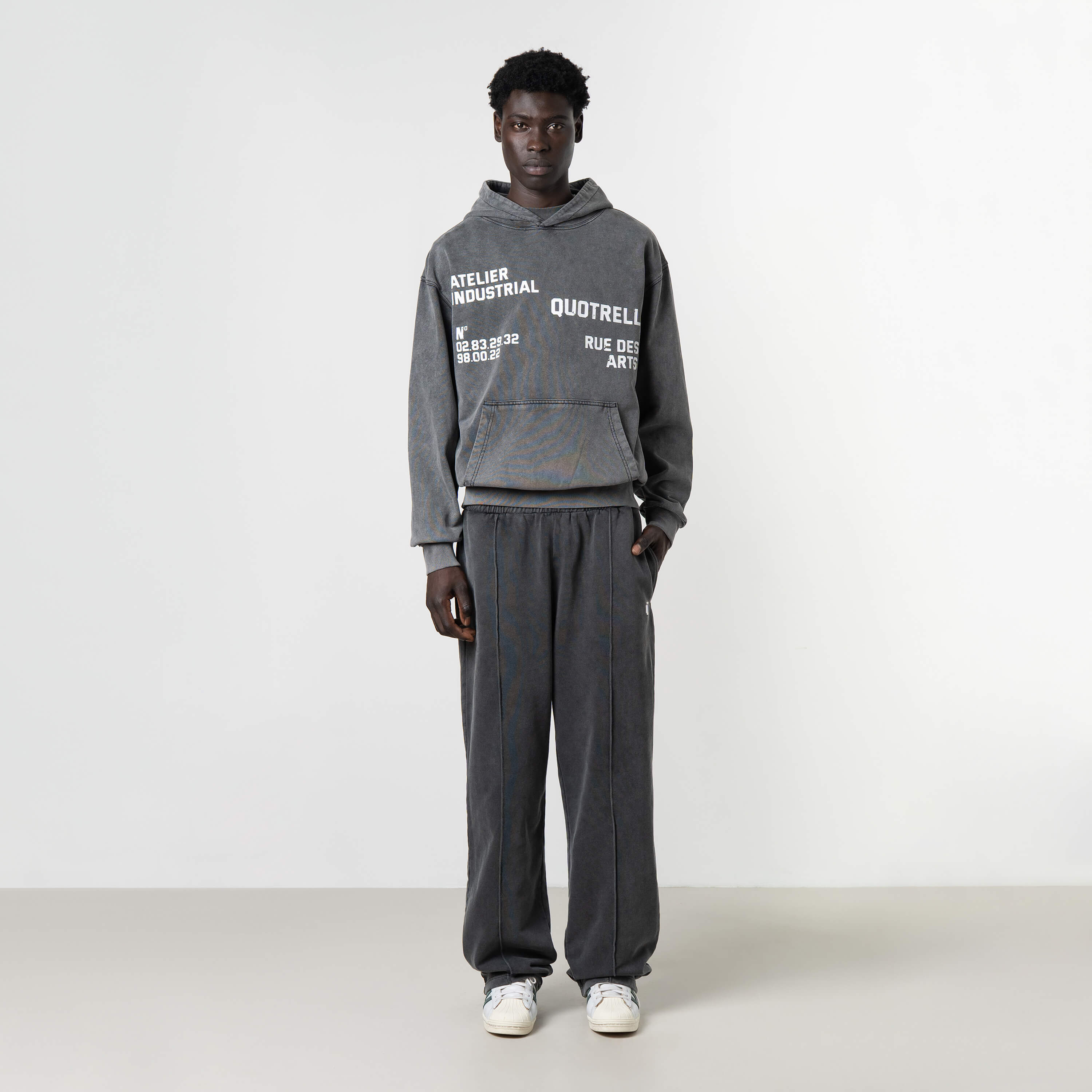 Model is 189 cm, 74 kg, and wears size M
