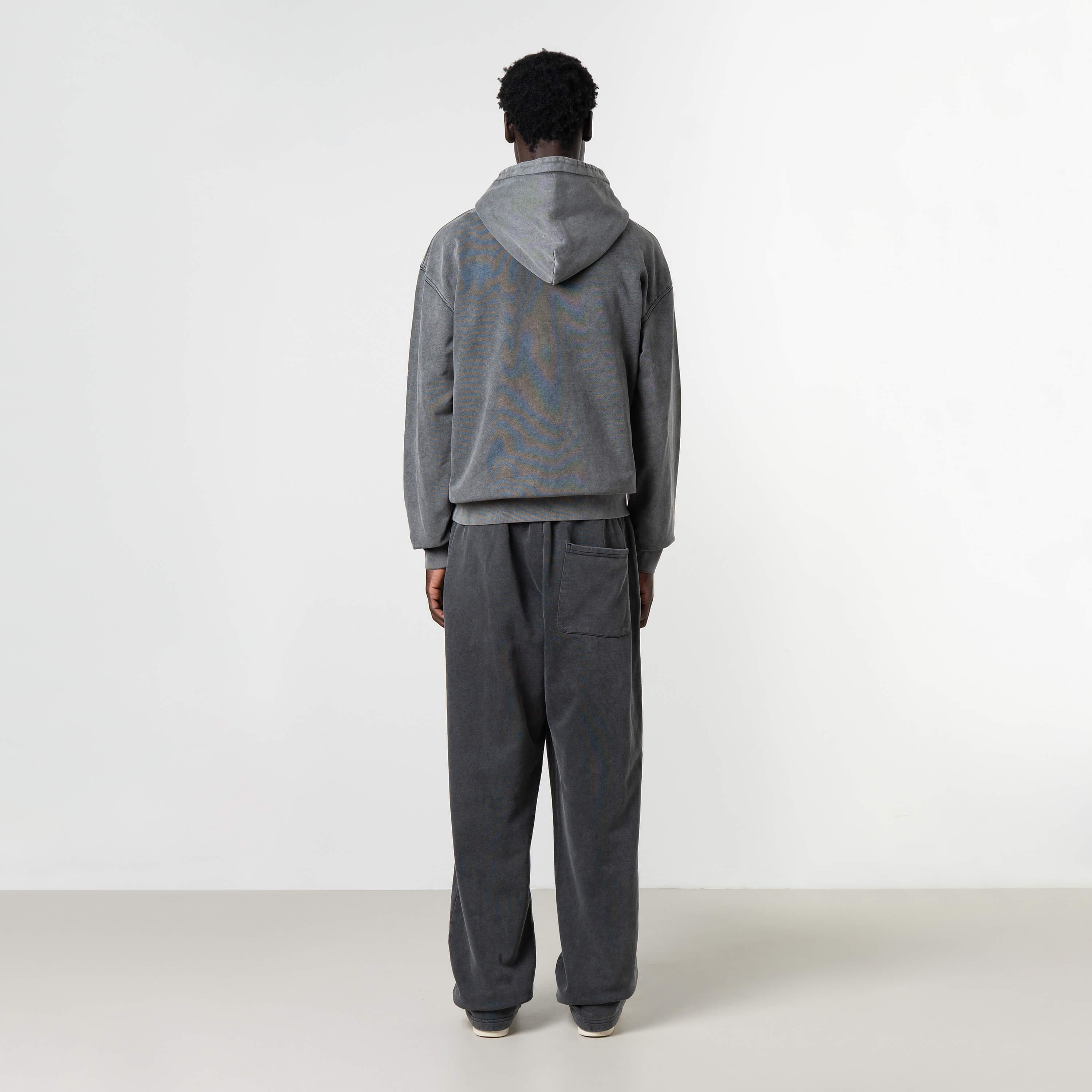 Model is 189 cm, 74 kg, and wears size M
