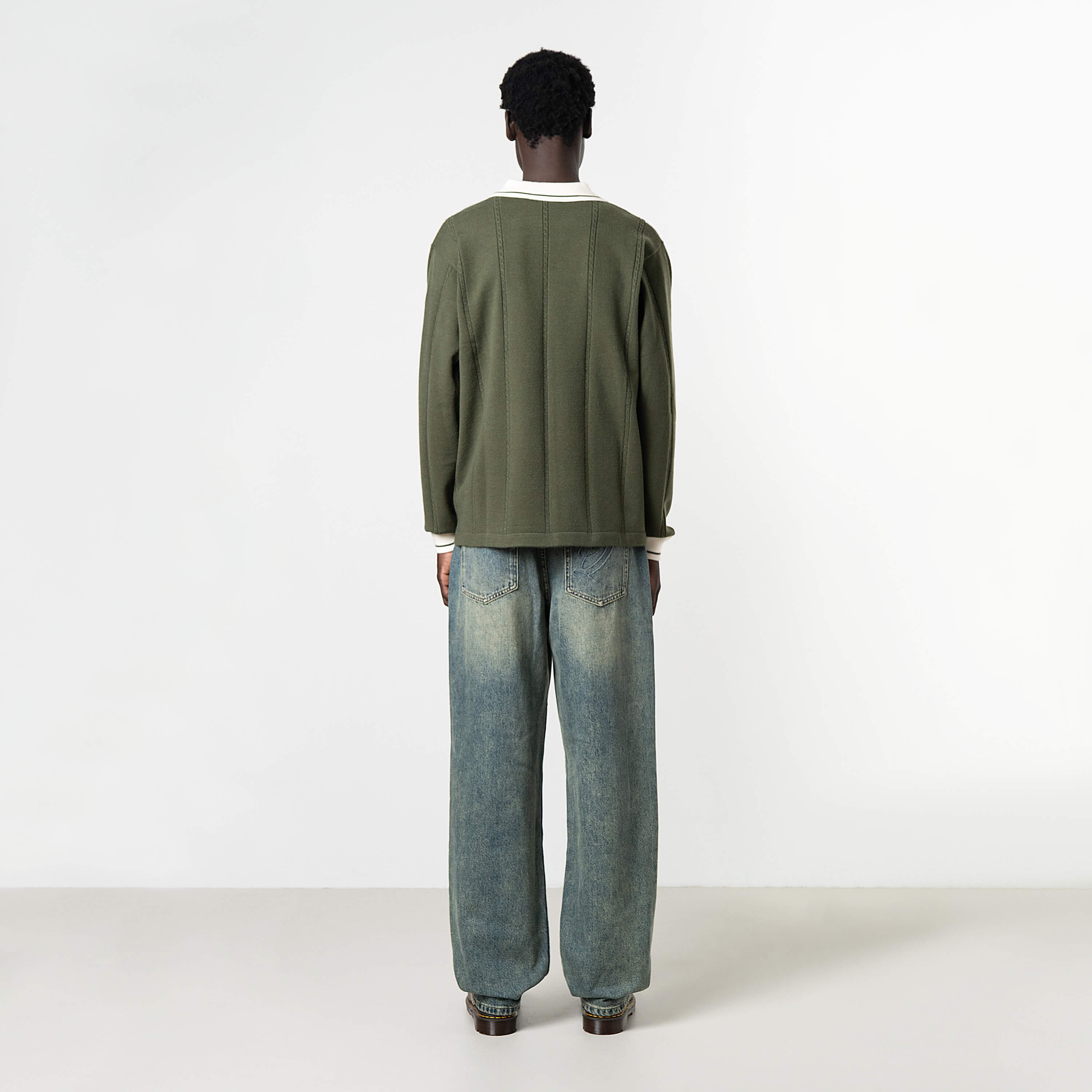 Model is 189 cm, 74 kg, and wears size M
