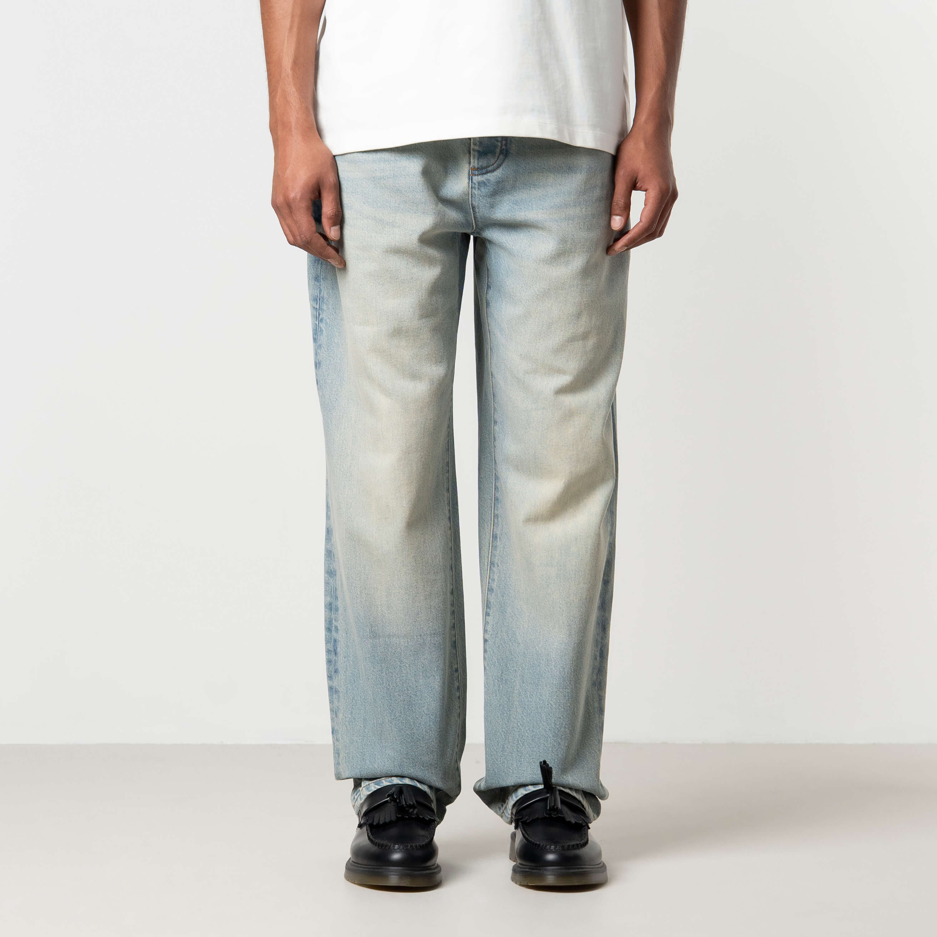 Model is 184 cm, 70 kg, and wears size M
