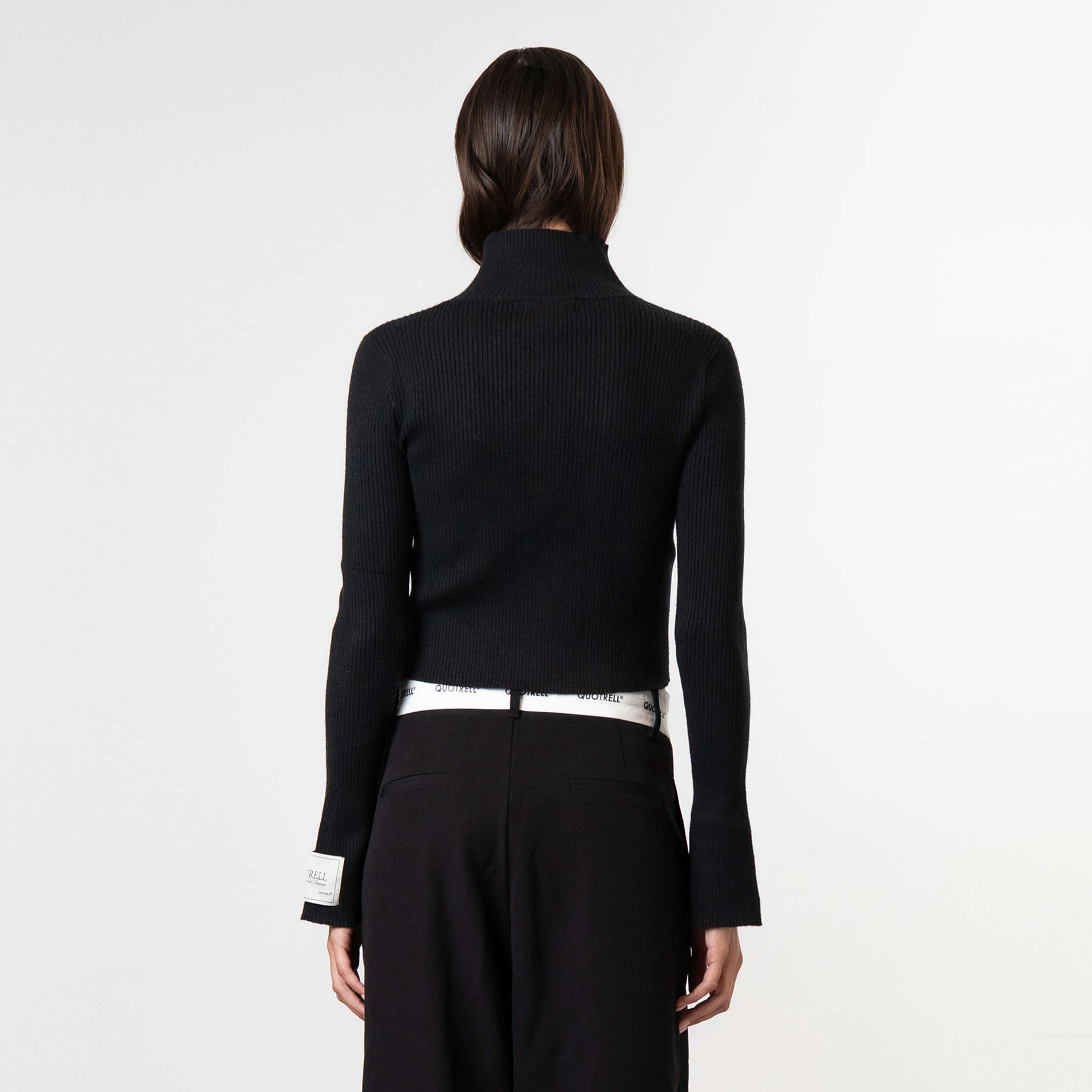 Model is 175 cm and wears size S
